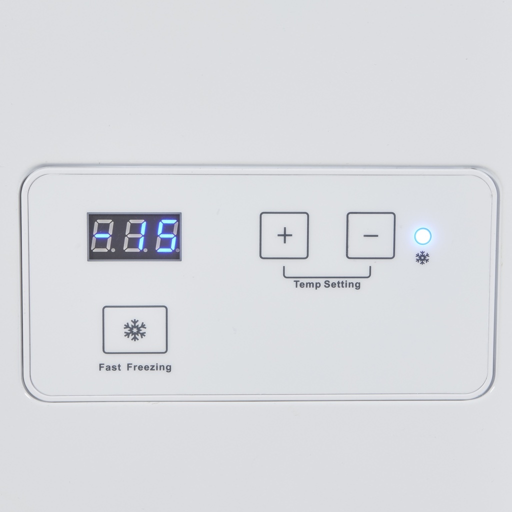 Detalle del termostato digital y los botones de control de temperatura del congelador blanco Gastro-Cool.