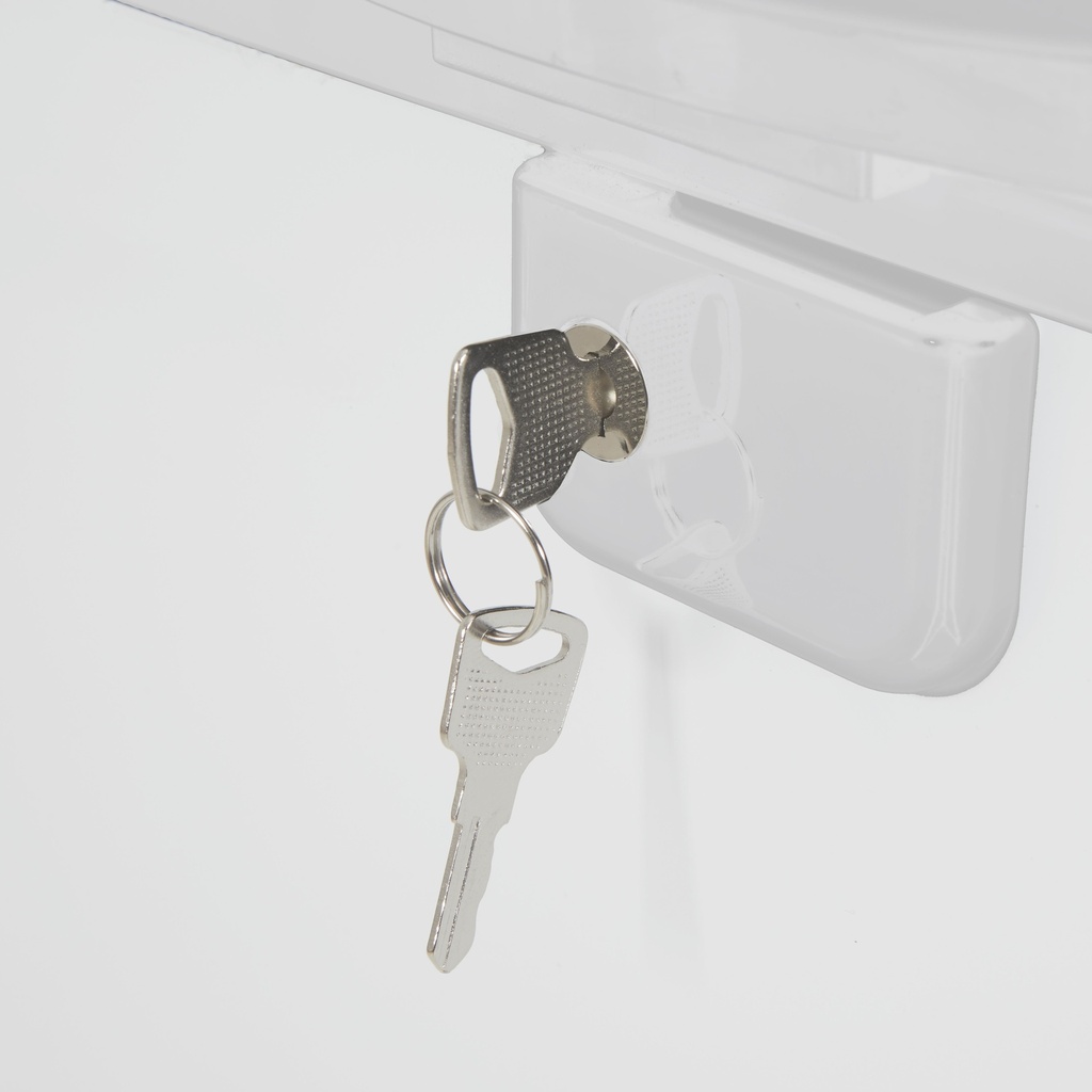Primer plano de la cerradura de seguridad con llave integrada en el marco azul del arcón congelador blanco.