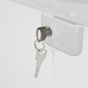 Primer plano de la cerradura de seguridad con llave integrada en el marco azul del arcón congelador blanco.